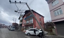 Ehliyetsiz sürücü önce yayaya sonra direğe çarptı: 2 yaralı