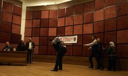 Görmeden sahneye çıktılar, sahneledikleri tiyatro oyunuyla dakikalarca alkış aldılar