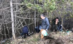 Ormancılar, köylülerle ormanda çöp topladı