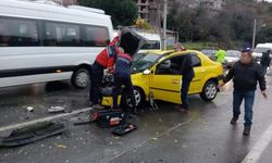 Ticari taksi kamyonetle çarpıştı: Aile hekimi ağır yaralandı