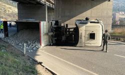 Tır devrildi, yol kapandı: 1 yaralı