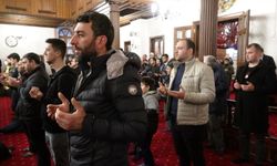 Eller depremde vefat eden vatandaşlar için semaya açıldı