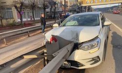Kiralık otomobil bariyerlere çarptı: 3 yaralı