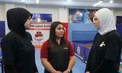 Depremden kurtulan milli sporcu kardeşlerin ilk işi masa tenisi oynamak oldu