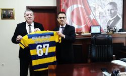 Nuri Tekin, Kaymakam Vedat Yılmaz’a Alaplı Belediyespor Forması hediye etti