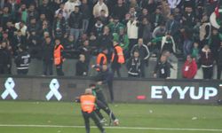 Sahaya atlayıp ortalığı karıştırmıştı, özür diledi