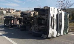 Viraja hızlı giren tır devrildi, sürücüsü yaralandı