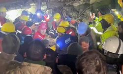 Maden işçileri, 20 yaşındaki genci 8 katlı binanın enkazından 70 saat sonra sağ kurtardı