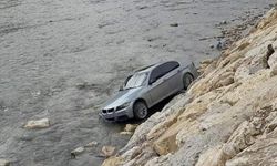 Lüks otomobil ırmağa uçtu