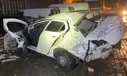 Sanayi sitesine uçan araç hurdaya döndü