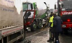 Beton mikseri ile kamyonet kafa kafaya çarpıştı: 1 ölü, 1 yaralı