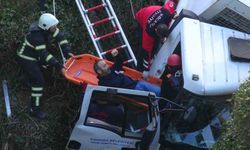 Çöp kamyonu uçurumda asılı kaldı: 3 yaralı