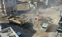 Hatay’da enkaz kaldırma çalışmalarına destek veriyor