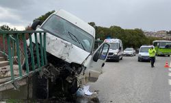Kontrolden çıkan panelvan üst geçide çarparak durabildi: 2 yaralı