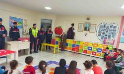 Minikler hazırladıkları Türk bayrağını jandarmaya takdim etti