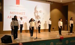 Sahnede istiklal şairini anlattılar