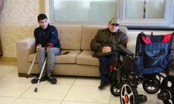 Tekerlekli sandalyeleri enkaz altında kalan özel kardeşlerin en özel mutluluğu