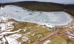 Bin 300 rakımlı Topuk Yaylası’nda gölet dondu