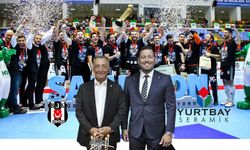 Beşiktaş Yurtbay Seramik Şampiyonluk kupasını kaldırdı