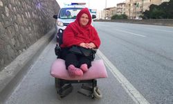 Akülü tekerlekli sandalyesiyle yolda kalan kadının sözleri yürek dağladı