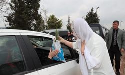 Kabristan ziyareti yapan vatandaşlara çam fidesi dağıttı