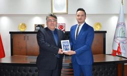 Dr. Remzi Çetin, kitabını Rektör İsmail Hakkı Özölçer’e takdim etti
