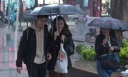 Sağanak yağışa rağmen bayram alışverişi yapmaya devam ettiler