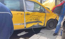Ticari taksi ile otomobil çarpıştı: 1 yaralı
