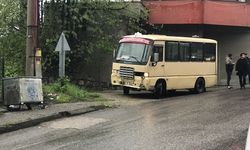 Minibüs ile otomobil çarpıştı: 1’i kadın 2 yaralı 
