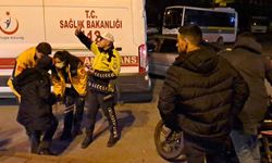 Taksi ile motosikletin çarpıştığı kazada yaralandı 
