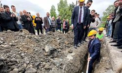 Eline kürek alıp doğalgaz çalışmalarına katıldı