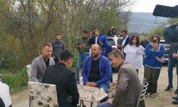 Gelin almaya giden damadın önünü keserek okey masasına oturttular