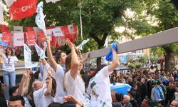İzmit Belediyespor şehir merkezinde şampiyonluk kutladı