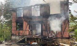 Köy evi alevlere teslim oldu: 2 yaralı