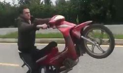 Motosikletli gencin tehlikeli oyunu kamerada