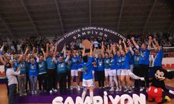 Süper Lig’e yükselen İzmit Belediyespor kupasını kaldırdı
