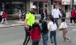 Trafik polisi trafiği kesti, çocukları karşıdan karşıya geçirdi