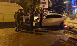 Minibüs ile otomobil çarpıştı