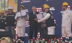 Deprem bölgesinde görev alan madencilere plaket verdi