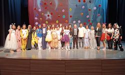 Lise öğrencilerinden anaokulu öğrencilerine tiyatro gösterisi
