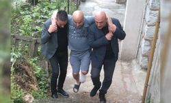 Oy kullanmaya giden vatandaşı sırtında taşıdı
