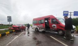 İşçi servisi ile otomobil çarpıştı