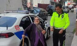 Trafik polisleri yaşlı kadının imdadına yetişti
