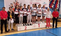 Zonguldak'ta şampiyonluğa ulaştılar, madalyaları taktılar