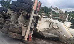 Kontrolden çıkan beton mikseri devrildi: 1 yaralı