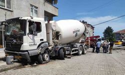 Freni boşalan beton mikserini tabela ve kaldırıma çarparak durdurabildi