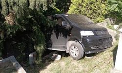 Park halinde freni boşalan araç mezarların üzerine uçtu