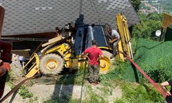Faciaya ramak kala durdu: Arızalanan kepçe bungalova girdi