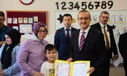 Minikler karnelerini valinin elinden aldı