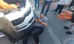 Motora sıkışan kedi için seferber oldular